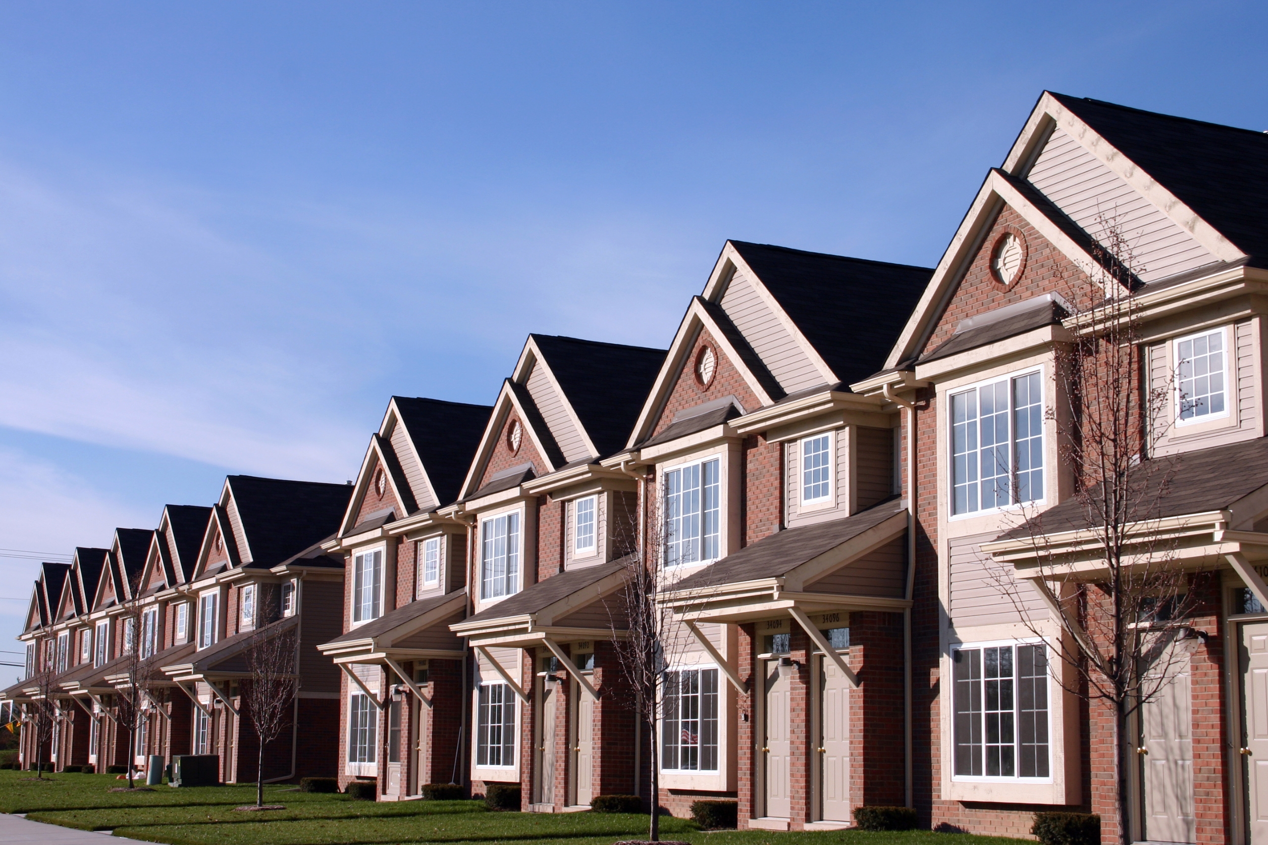 Why Many First-Time Buyers Are Considering Townhomes as a Practical Alternative to Single-Family Houses in 2025